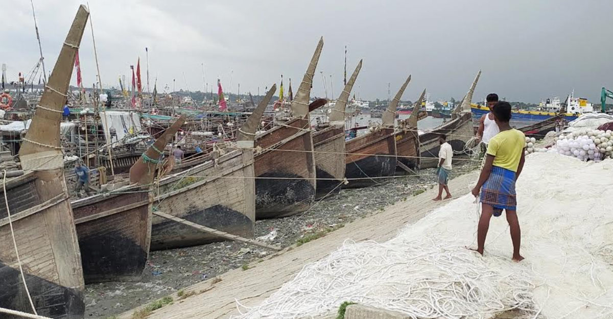 বঙ্গোপসাগরে র্যাবের অভিযানে আটক ৩০ দস্যু