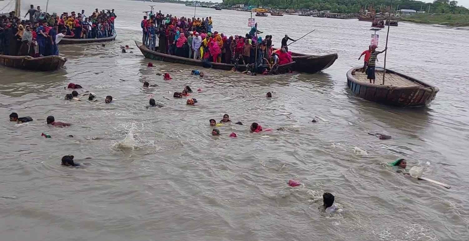 মোংলা নদীতে অর্ধশতাধিক যাত্রী নিয়ে ট্রলার ডুবি