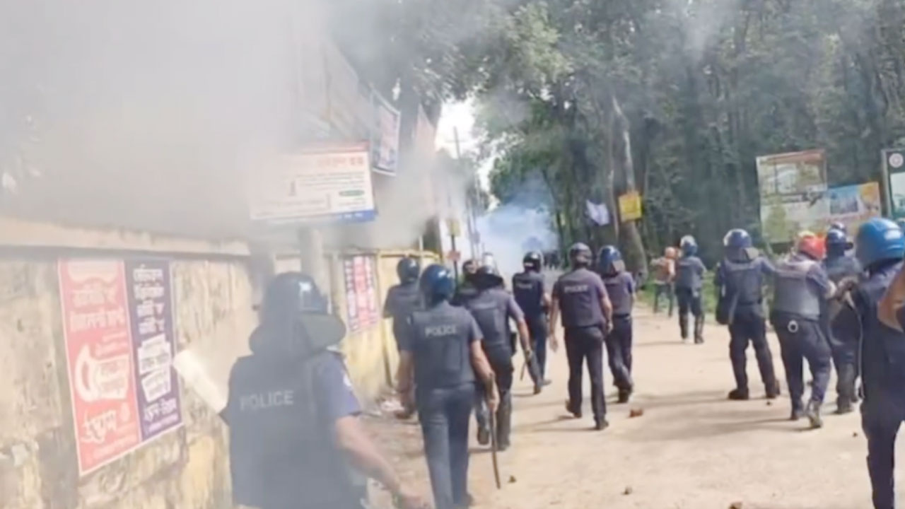 কুমিল্লা বিশ্ববিদ্যালয়ে শিক্ষার্থীদের সঙ্গে পুলিশের পাল্টাপাল্টি ধাওয়া