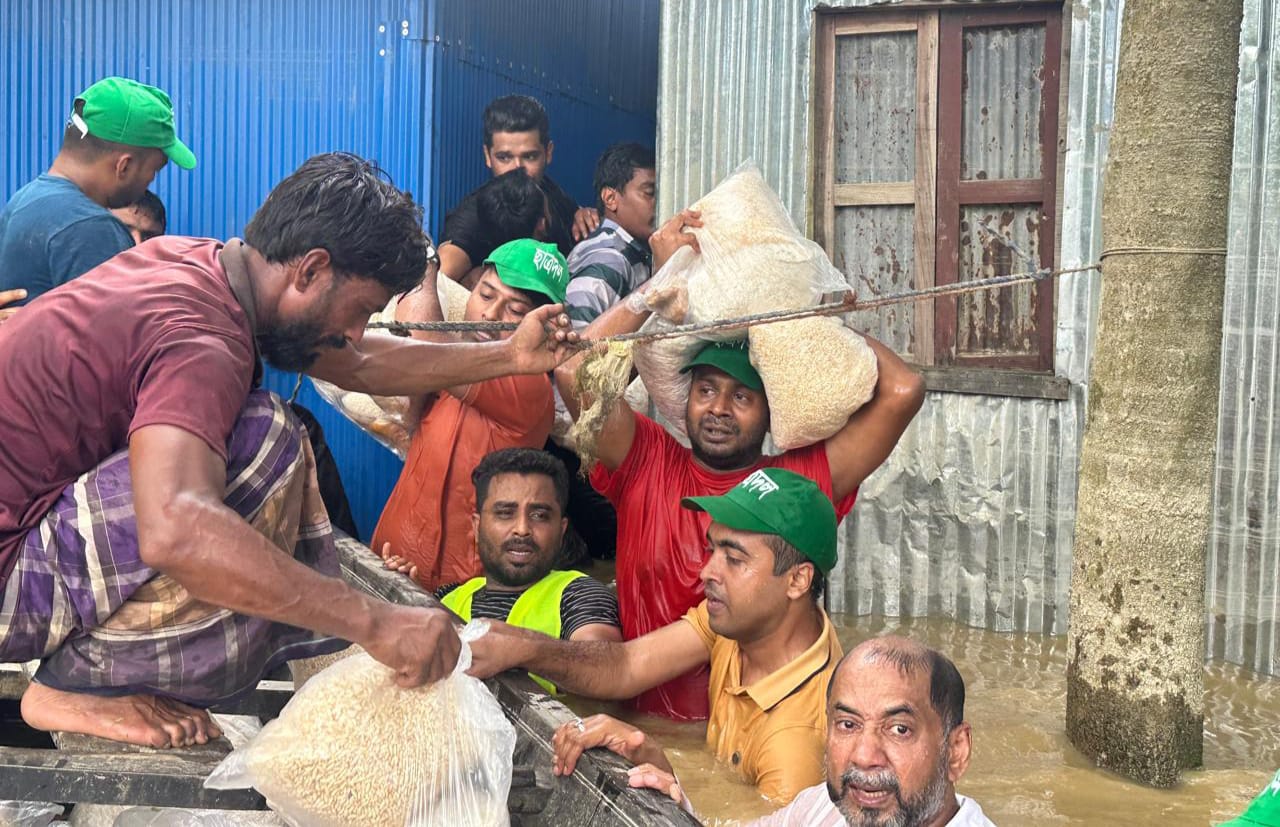 তারেক রহমানের নির্দেশে কুমিল্লায় বন্যাদুর্গতদের মাঝে দিনব্যাপী ত্রাণ বিতরণ