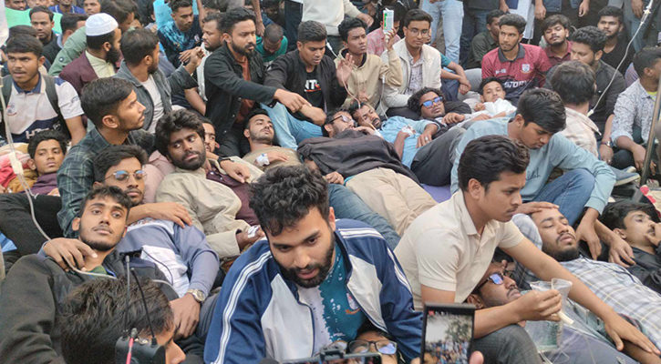 সচিবালয়ের সামনে অনশনে জবি শিক্ষার্থীরা