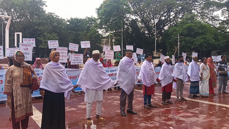কাফনের কাপড় পরে প্রতীকী অবস্থান, দাবি আদায়ে ৭২ ঘন্টার আল্টিমেটাম
